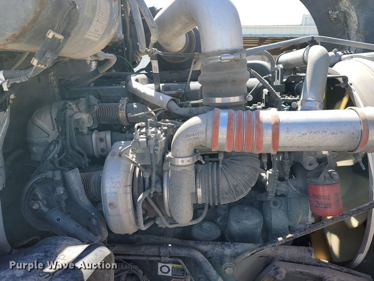 image for item JE9990 2013 Kenworth T700  semi truck