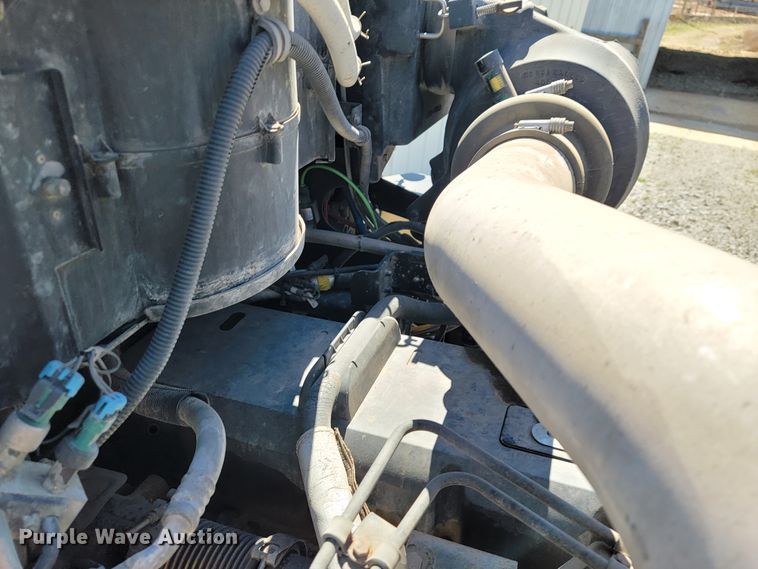 image for item JE9990 2013 Kenworth T700  semi truck