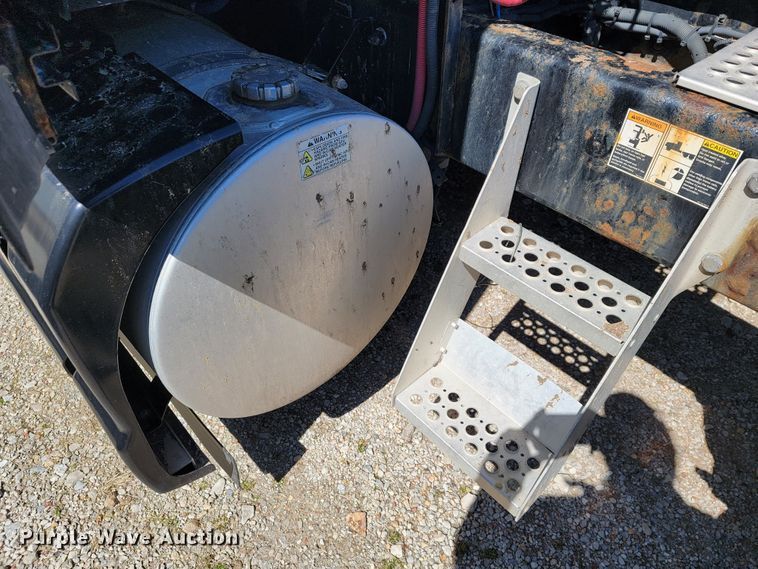 image for item JE9990 2013 Kenworth T700  semi truck