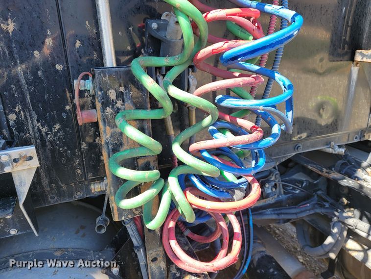 image for item JE9990 2013 Kenworth T700  semi truck