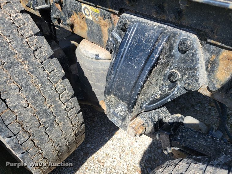 image for item JE9990 2013 Kenworth T700  semi truck