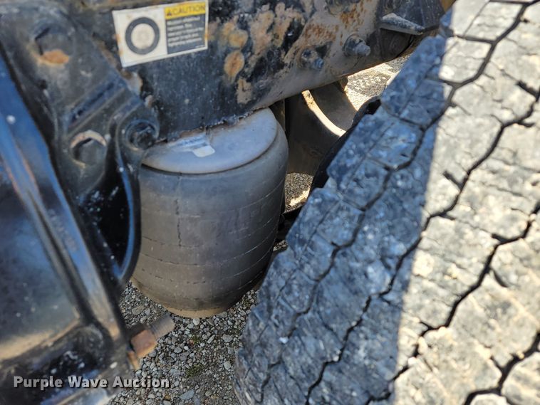 image for item JE9990 2013 Kenworth T700  semi truck