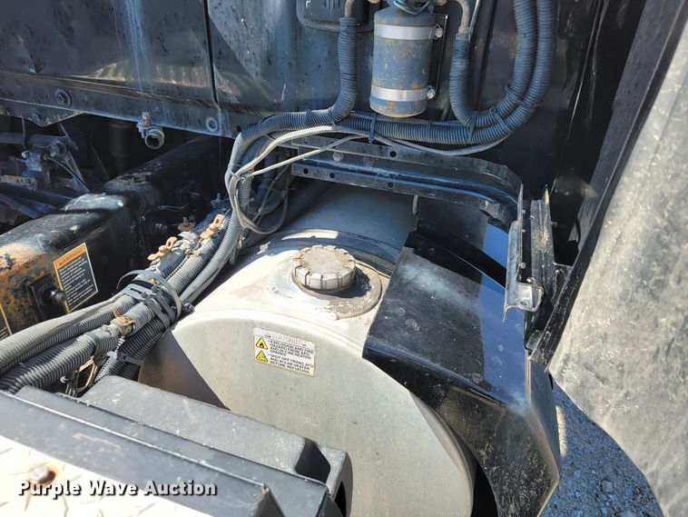 image for item JE9990 2013 Kenworth T700  semi truck