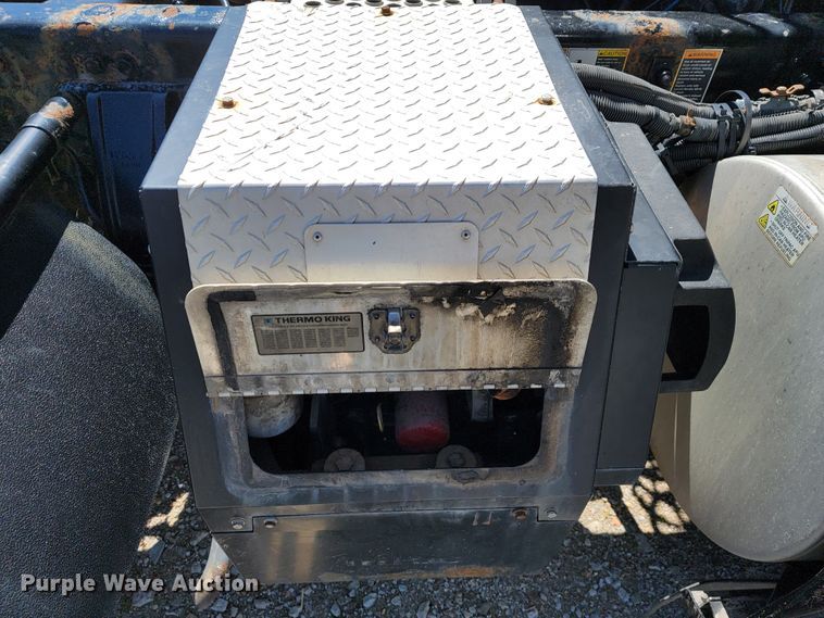 image for item JE9990 2013 Kenworth T700  semi truck