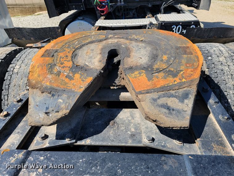 image for item JE9990 2013 Kenworth T700  semi truck