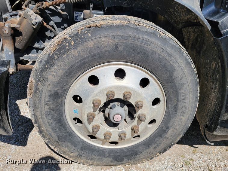 image for item JE9990 2013 Kenworth T700  semi truck