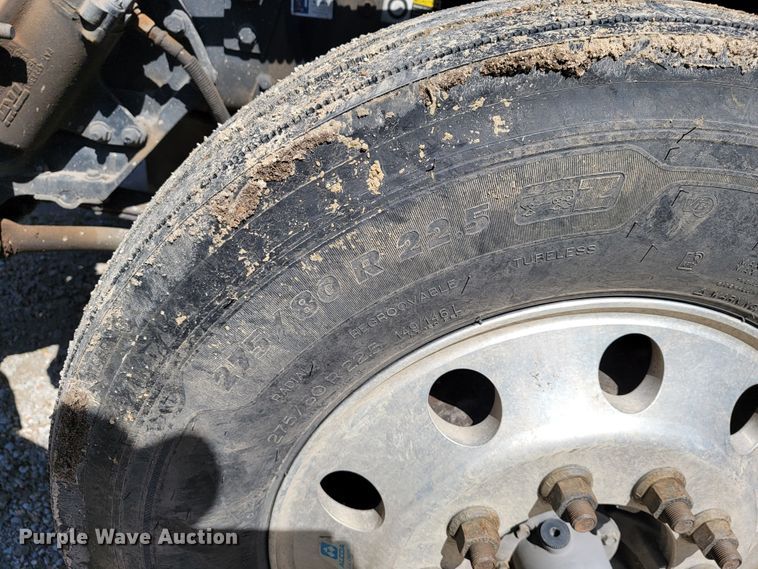 image for item JE9990 2013 Kenworth T700  semi truck