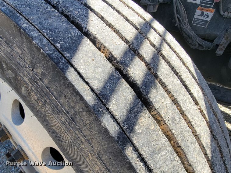 image for item JE9990 2013 Kenworth T700  semi truck