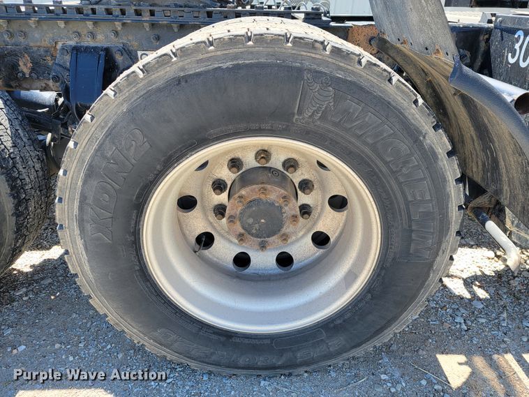 image for item JE9990 2013 Kenworth T700  semi truck