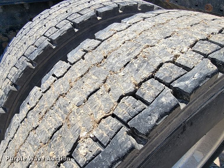 image for item JE9990 2013 Kenworth T700  semi truck