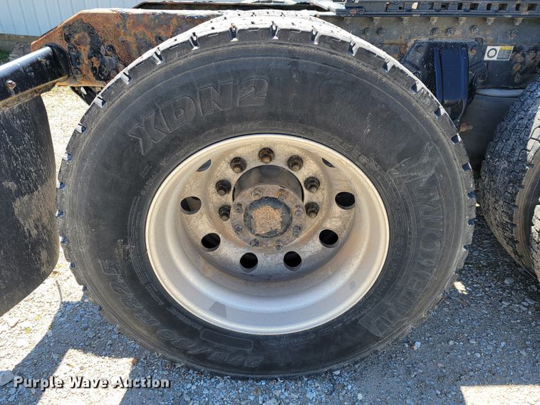 image for item JE9990 2013 Kenworth T700  semi truck