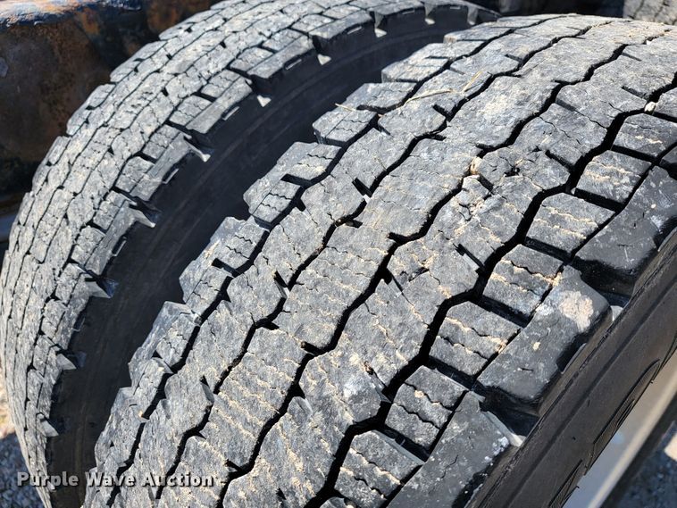 image for item JE9990 2013 Kenworth T700  semi truck