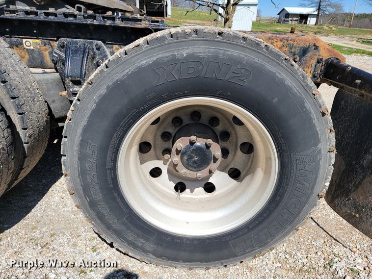 image for item JE9990 2013 Kenworth T700  semi truck