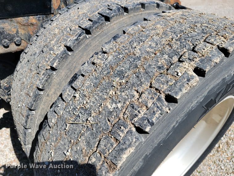 image for item JE9990 2013 Kenworth T700  semi truck