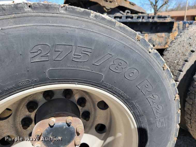 image for item JE9990 2013 Kenworth T700  semi truck