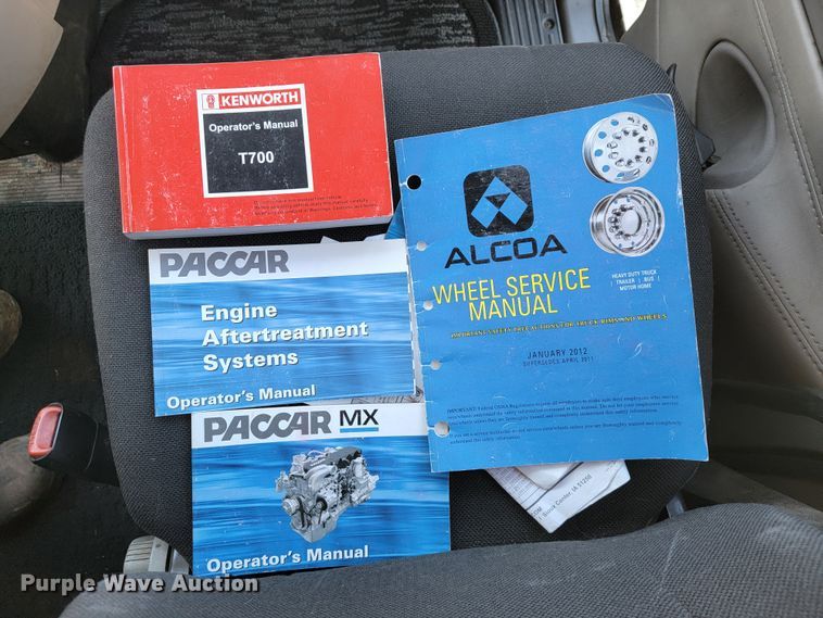 image for item JE9990 2013 Kenworth T700  semi truck