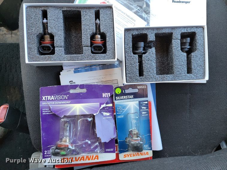 image for item JE9990 2013 Kenworth T700  semi truck