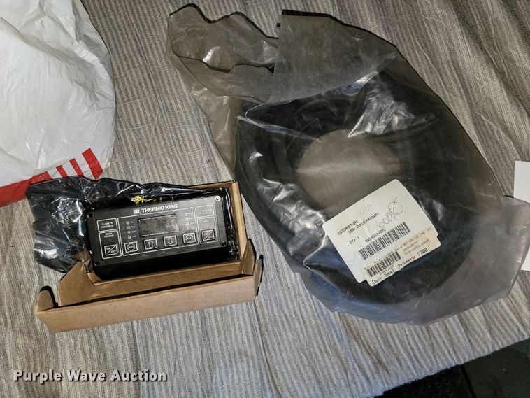 image for item JE9990 2013 Kenworth T700  semi truck