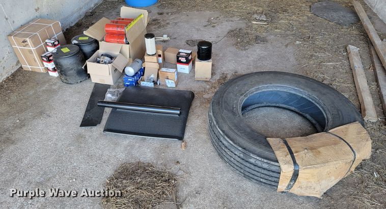 image for item JE9990 2013 Kenworth T700  semi truck