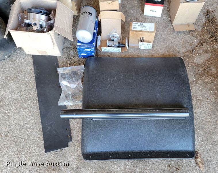 image for item JE9990 2013 Kenworth T700  semi truck