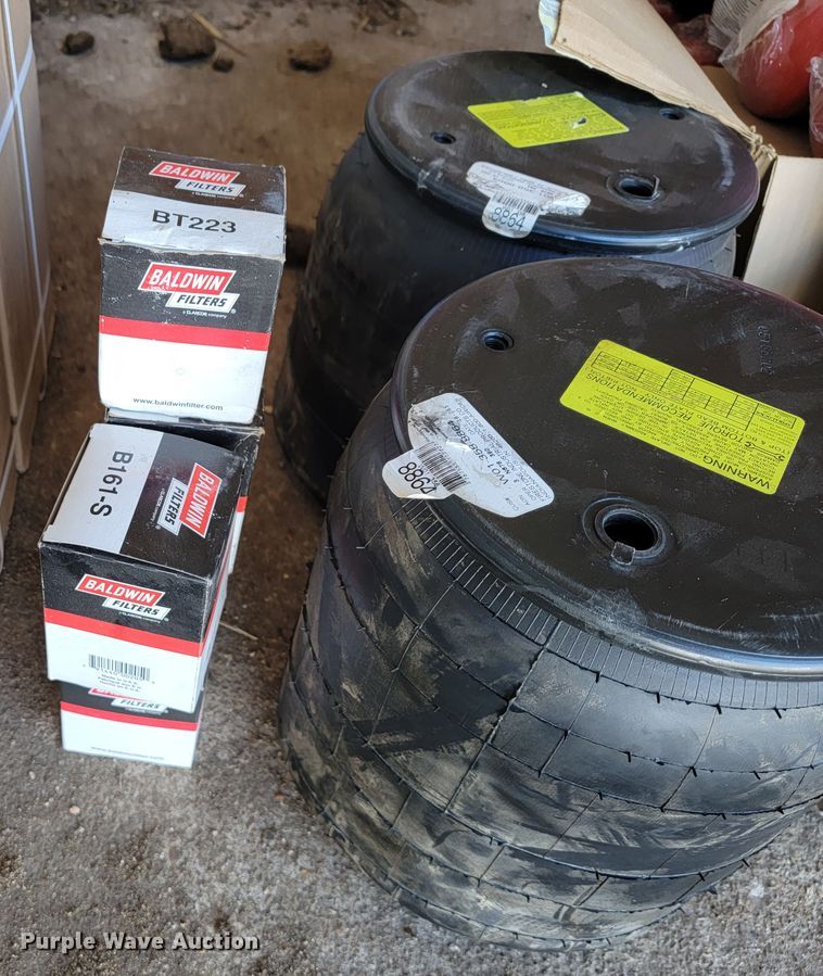 image for item JE9990 2013 Kenworth T700  semi truck