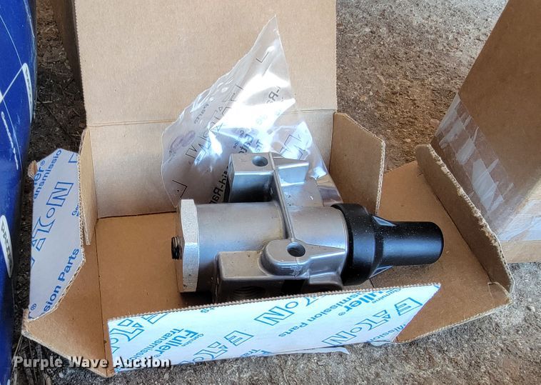 image for item JE9990 2013 Kenworth T700  semi truck