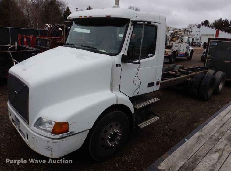 image for item JK9490 2002 Volvo VN Series  truck cab and chassis