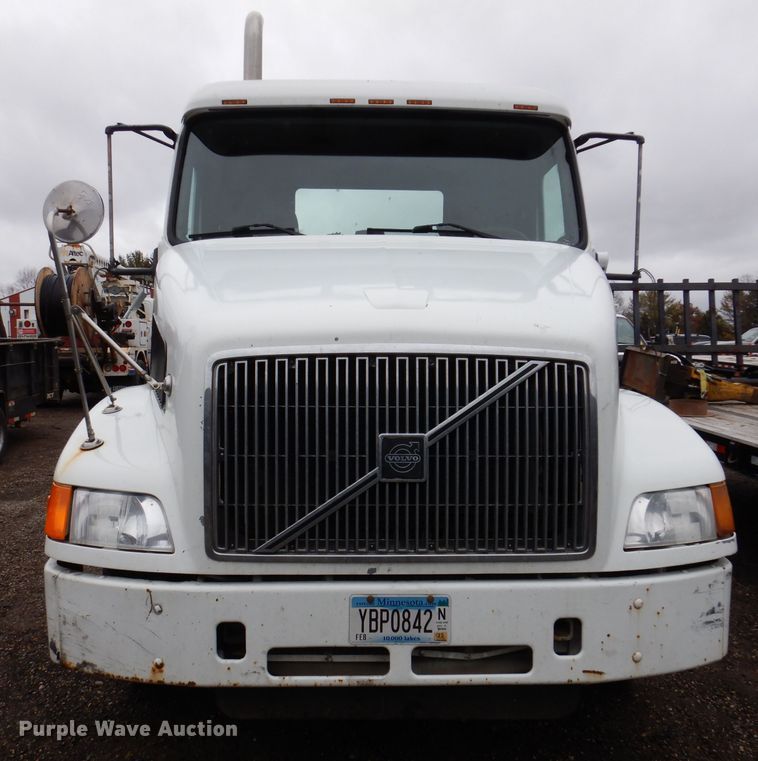 image for item JK9490 2002 Volvo VN Series  truck cab and chassis