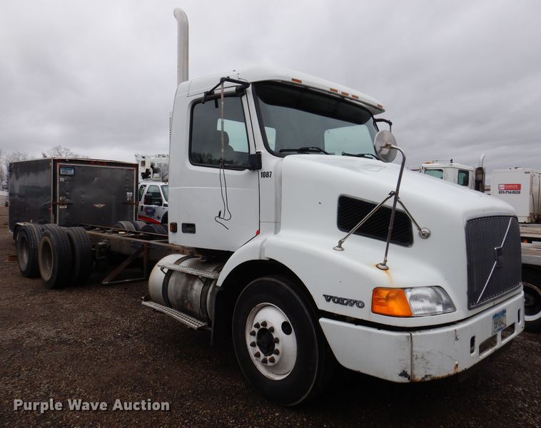 image for item JK9490 2002 Volvo VN Series  truck cab and chassis