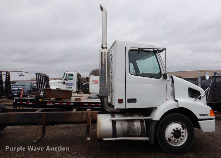 image for item JK9490 2002 Volvo VN Series  truck cab and chassis