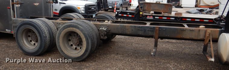 image for item JK9490 2002 Volvo VN Series  truck cab and chassis