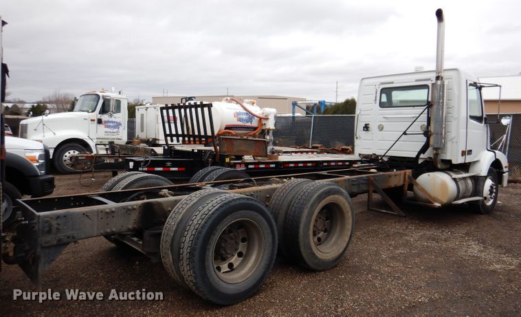 image for item JK9490 2002 Volvo VN Series  truck cab and chassis