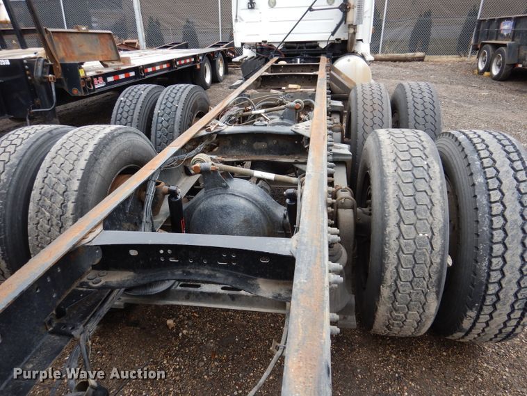 image for item JK9490 2002 Volvo VN Series  truck cab and chassis