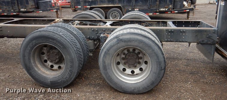 image for item JK9490 2002 Volvo VN Series  truck cab and chassis