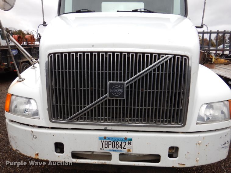 image for item JK9490 2002 Volvo VN Series  truck cab and chassis