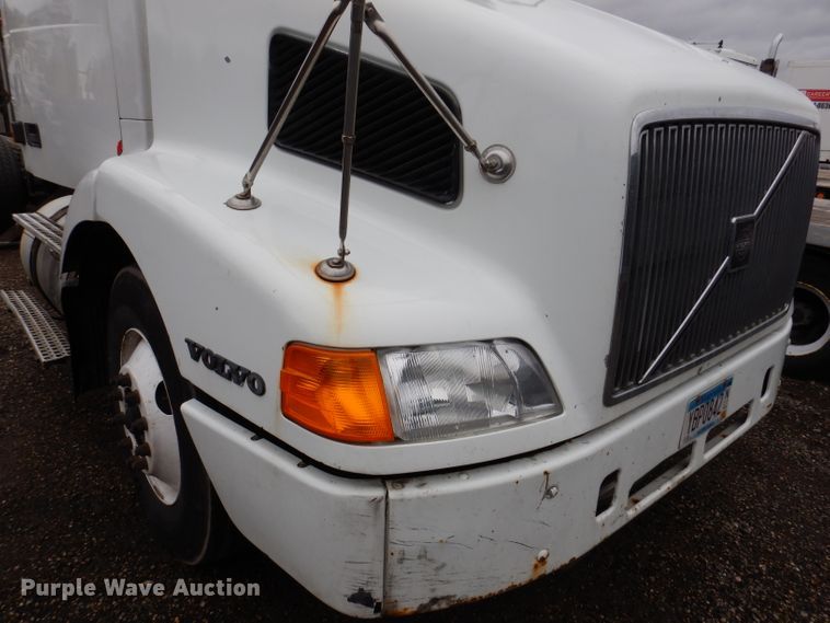 image for item JK9490 2002 Volvo VN Series  truck cab and chassis