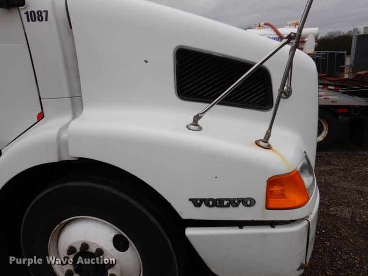 image for item JK9490 2002 Volvo VN Series  truck cab and chassis