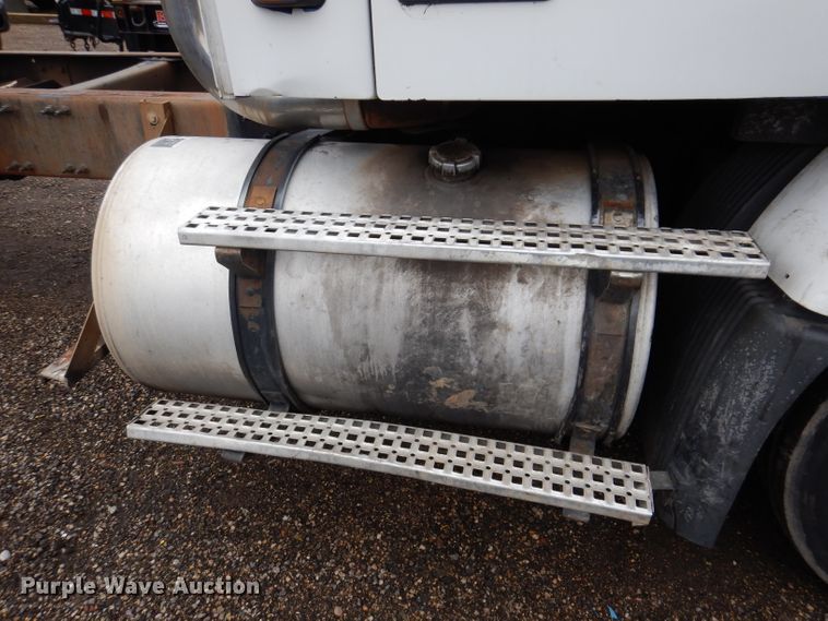 image for item JK9490 2002 Volvo VN Series  truck cab and chassis