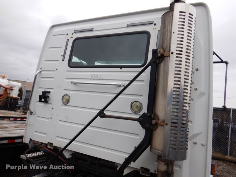 image for item JK9490 2002 Volvo VN Series  truck cab and chassis