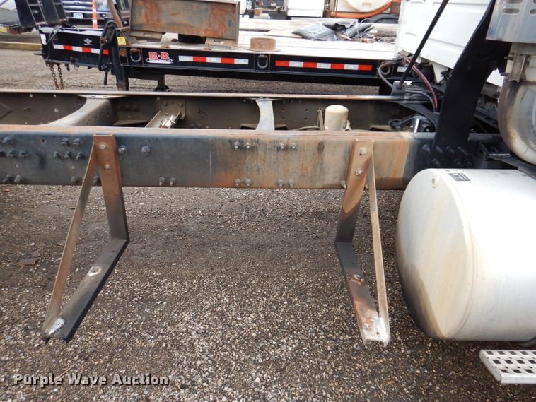 image for item JK9490 2002 Volvo VN Series  truck cab and chassis