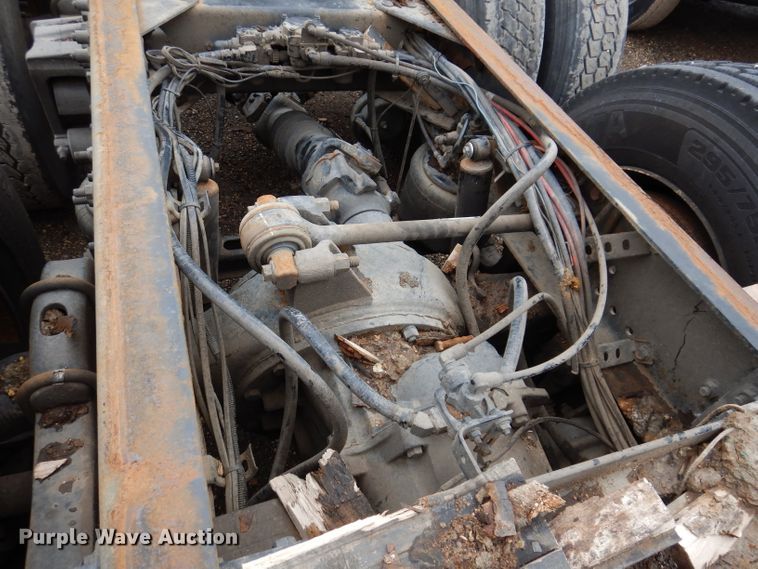 image for item JK9490 2002 Volvo VN Series  truck cab and chassis