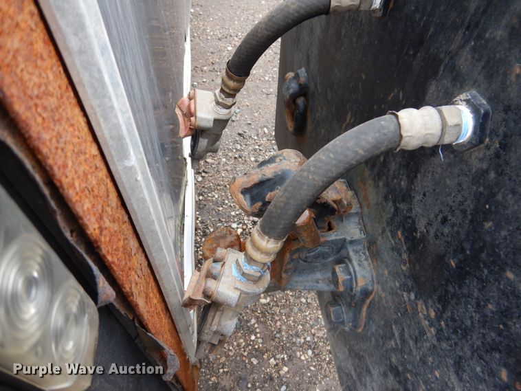 image for item JK9490 2002 Volvo VN Series  truck cab and chassis