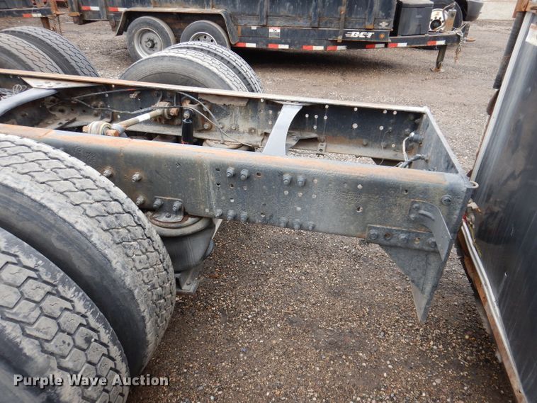 image for item JK9490 2002 Volvo VN Series  truck cab and chassis