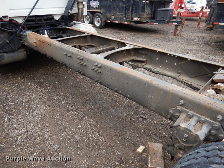 image for item JK9490 2002 Volvo VN Series  truck cab and chassis