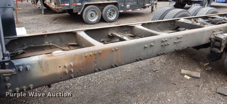 image for item JK9490 2002 Volvo VN Series  truck cab and chassis