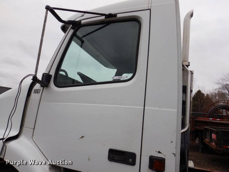 image for item JK9490 2002 Volvo VN Series  truck cab and chassis