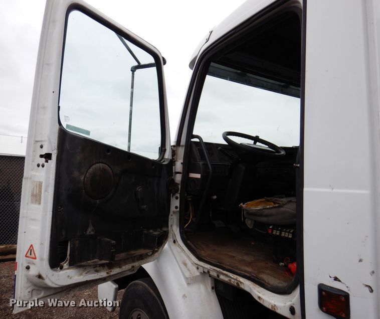 image for item JK9490 2002 Volvo VN Series  truck cab and chassis