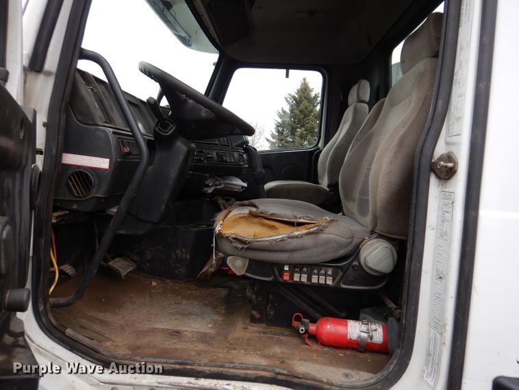 image for item JK9490 2002 Volvo VN Series  truck cab and chassis