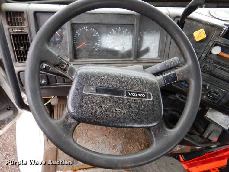 image for item JK9490 2002 Volvo VN Series  truck cab and chassis