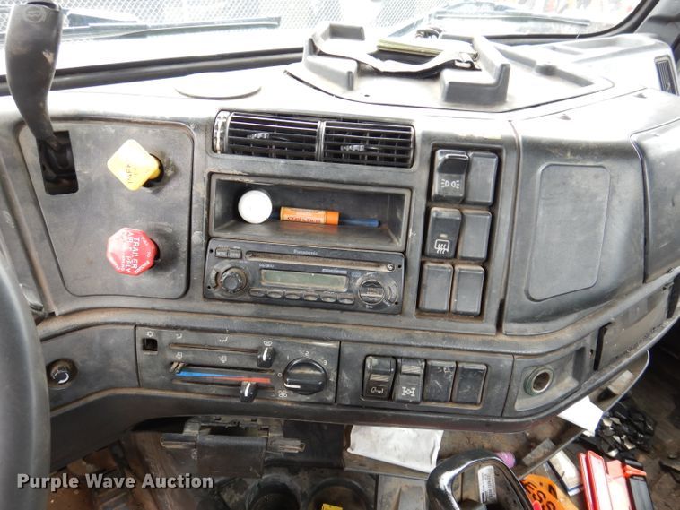 image for item JK9490 2002 Volvo VN Series  truck cab and chassis